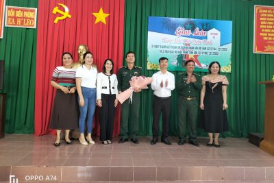 TRƯỜNG TIỂU HỌC CẦM BÁ THƯỚC THĂM VÀ TẶNG QUÀ ĐỒN BIÊN PHÒNG 735 NHÂN NGÀY THÀNH LẬP QUÂN ĐỘI NHÂN DÂN VIỆT NAM 22/12/1944 – 22/12/2022